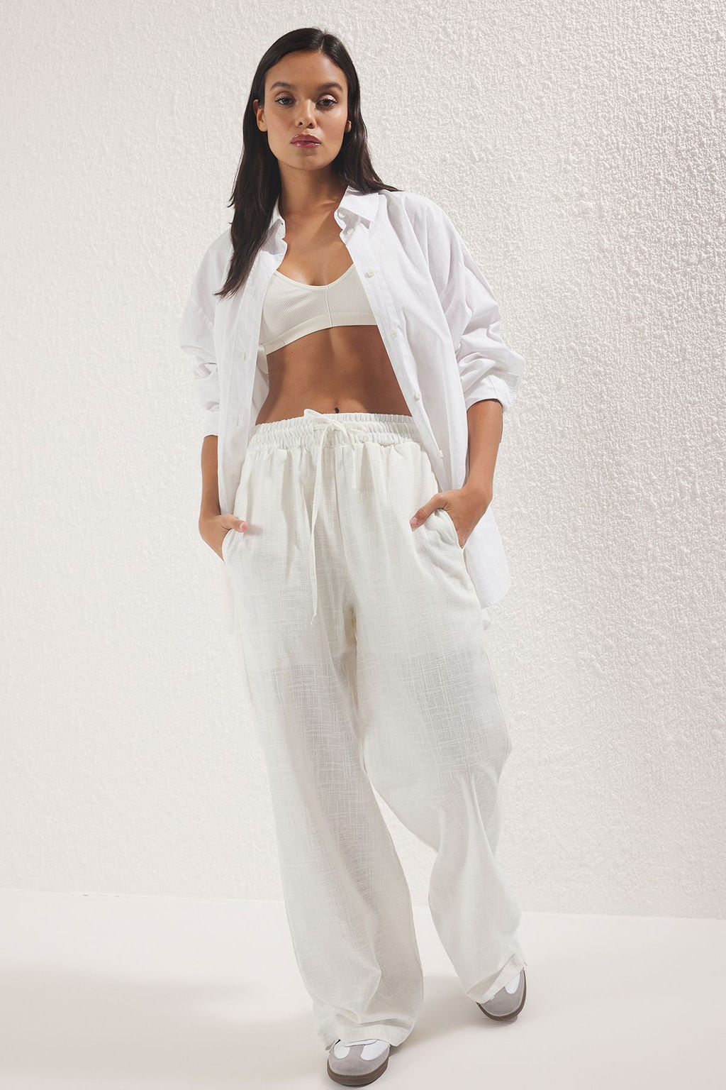 Beyaz Keten Gorunumlu Wide Leg/Genis Paca Sort Astarl? Beli Lastikli Pantolon TWOSS25PL00121