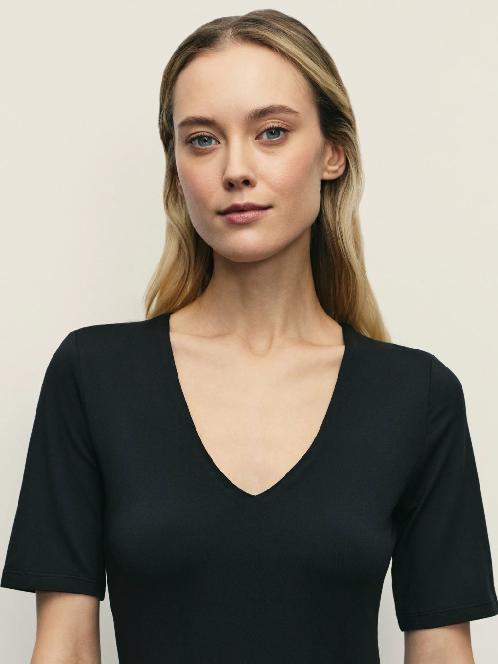 Базовое боди с V-образным вырезом и коротким рукавом / Zarina  фото 6