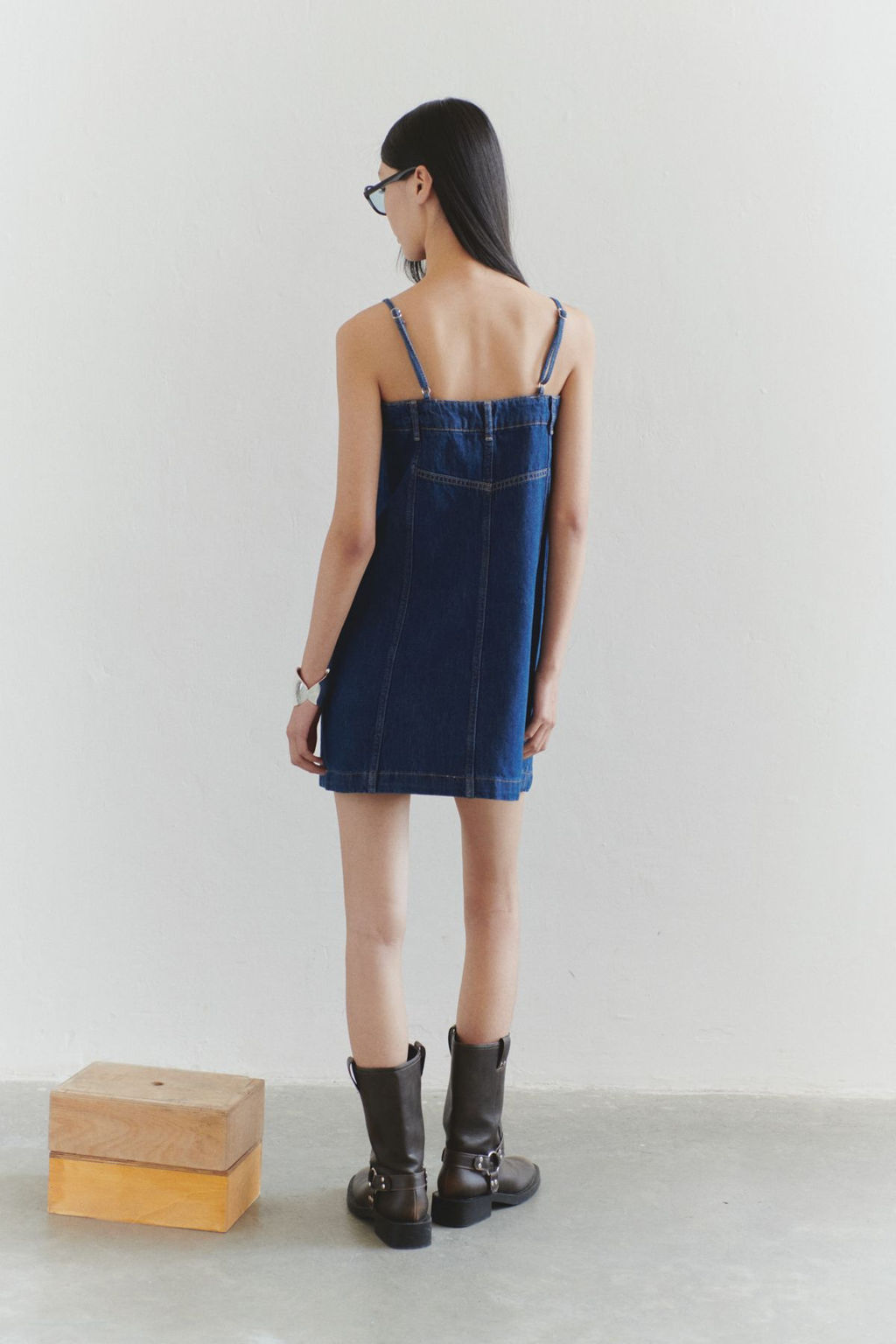 Limited Edition Koyu Mavi Cut-Out Detayl? Metal Tokal? Ince Ask?l? Mini Denim Elbise TWOSS25EL00506 - Trendyolmilla фото 2