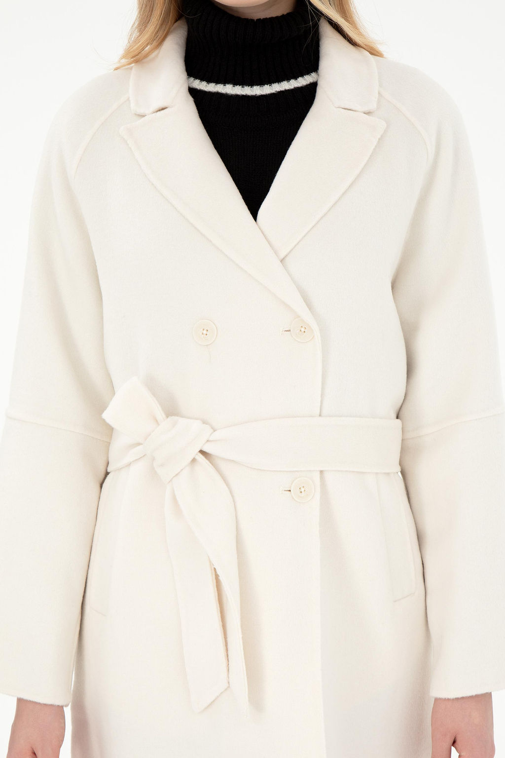 Женское кремовое пальто с вышивкой Неожиданная скидка в корзине