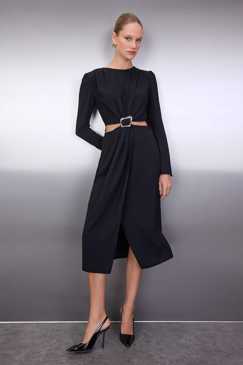 Siyah Cut out ve Aksesuar Detayl? Anvelop Etekli Midi Dokuma Elbise TWOAW26EL00179