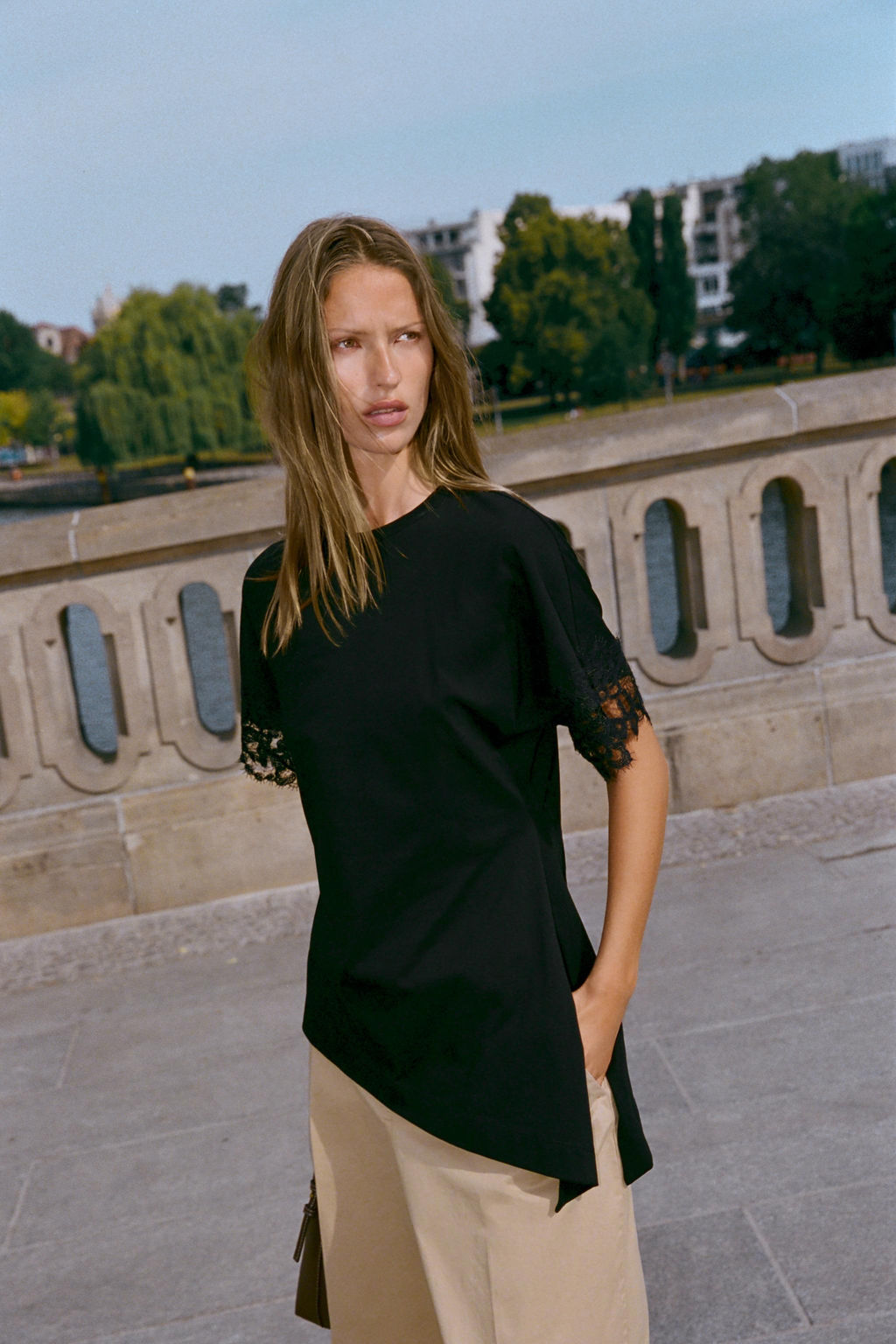 CAMISETA ASIM?TRICA ENCAJE / Negro - Zara фото 2