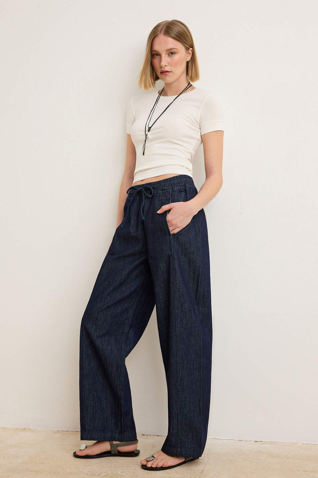 Koyu Mavi Yuksek Bel Barrel Jeans TWOSS26JE00328 - Trendyolmilla фото 2
