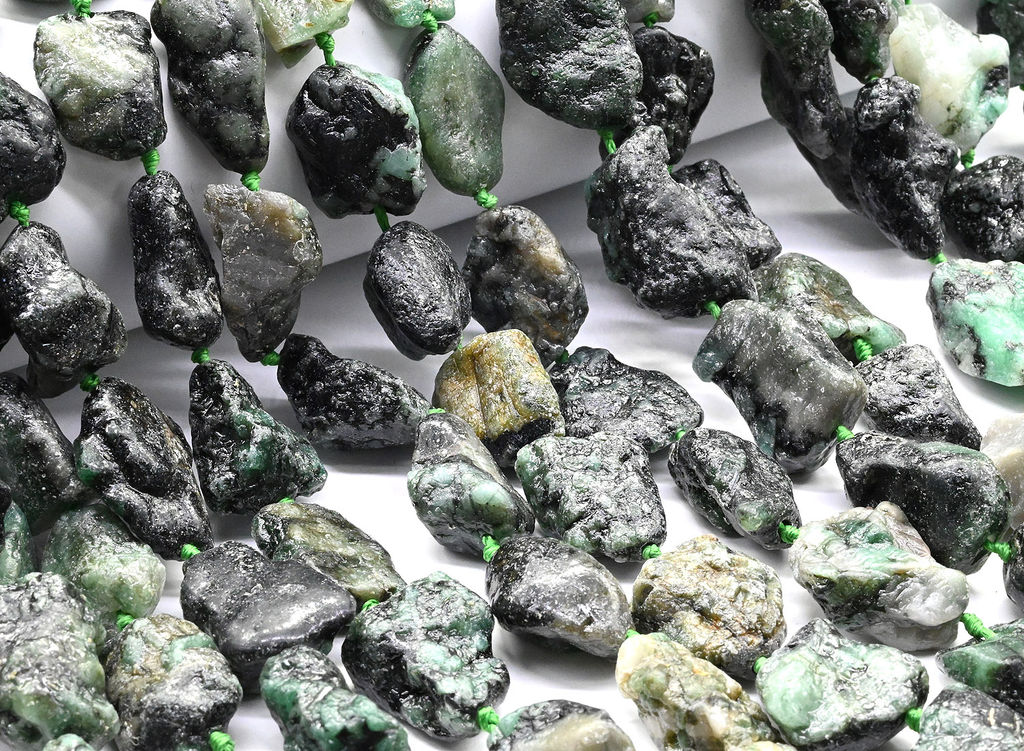 Бусины из изумруда галтовка 15*30мм, 40см, 15 бусин Радуга камня