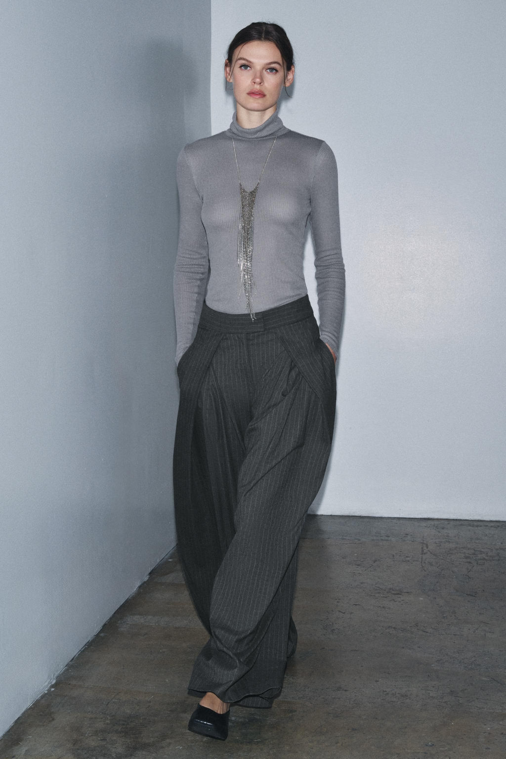 RIBBED HIGH NECK TOP