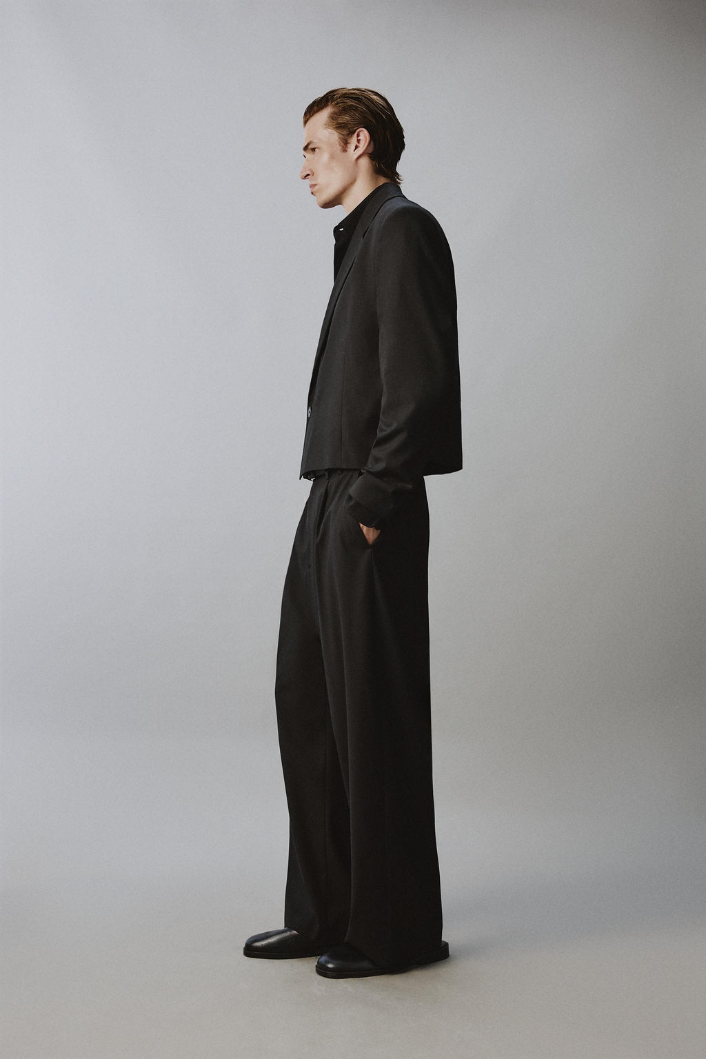 PANTAL?N RELAXED FIT PLIEGUES TRAJE / Negro