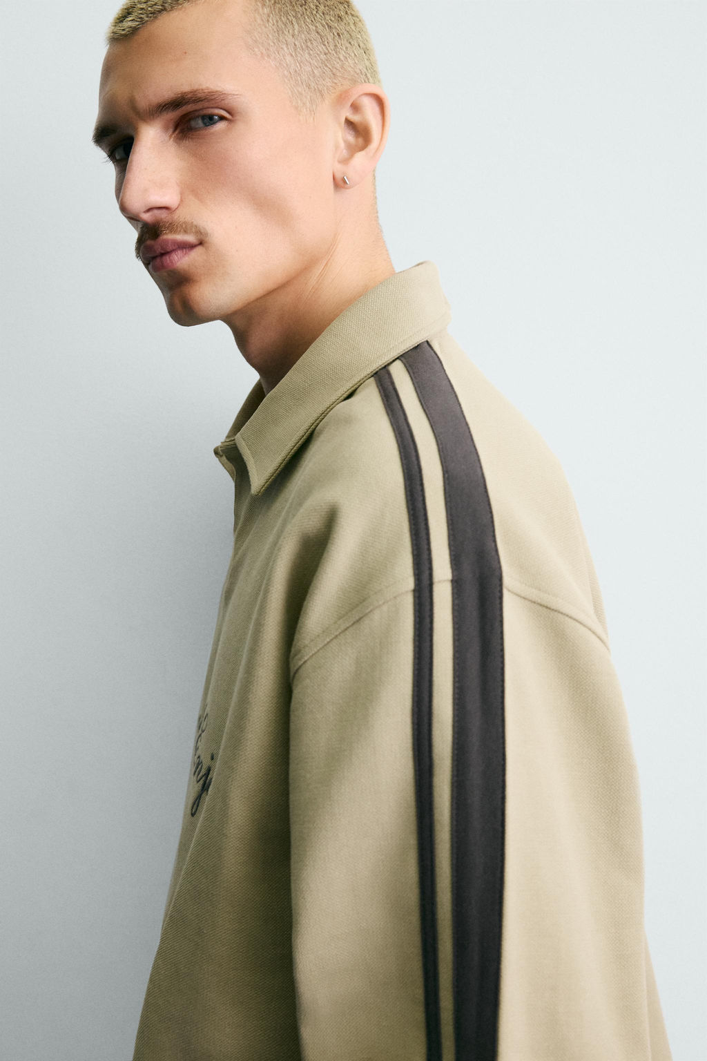 SUDADERA BOXY FIT BORDADOS BANDAS / Tostado