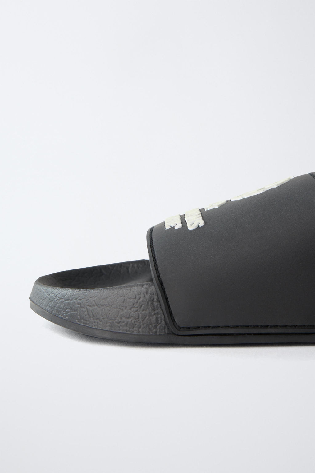 PALA BA?O UEFA CHAMPIONS LEAGUE ® GLOW IN THE DARK / Negro - Zara фото 6