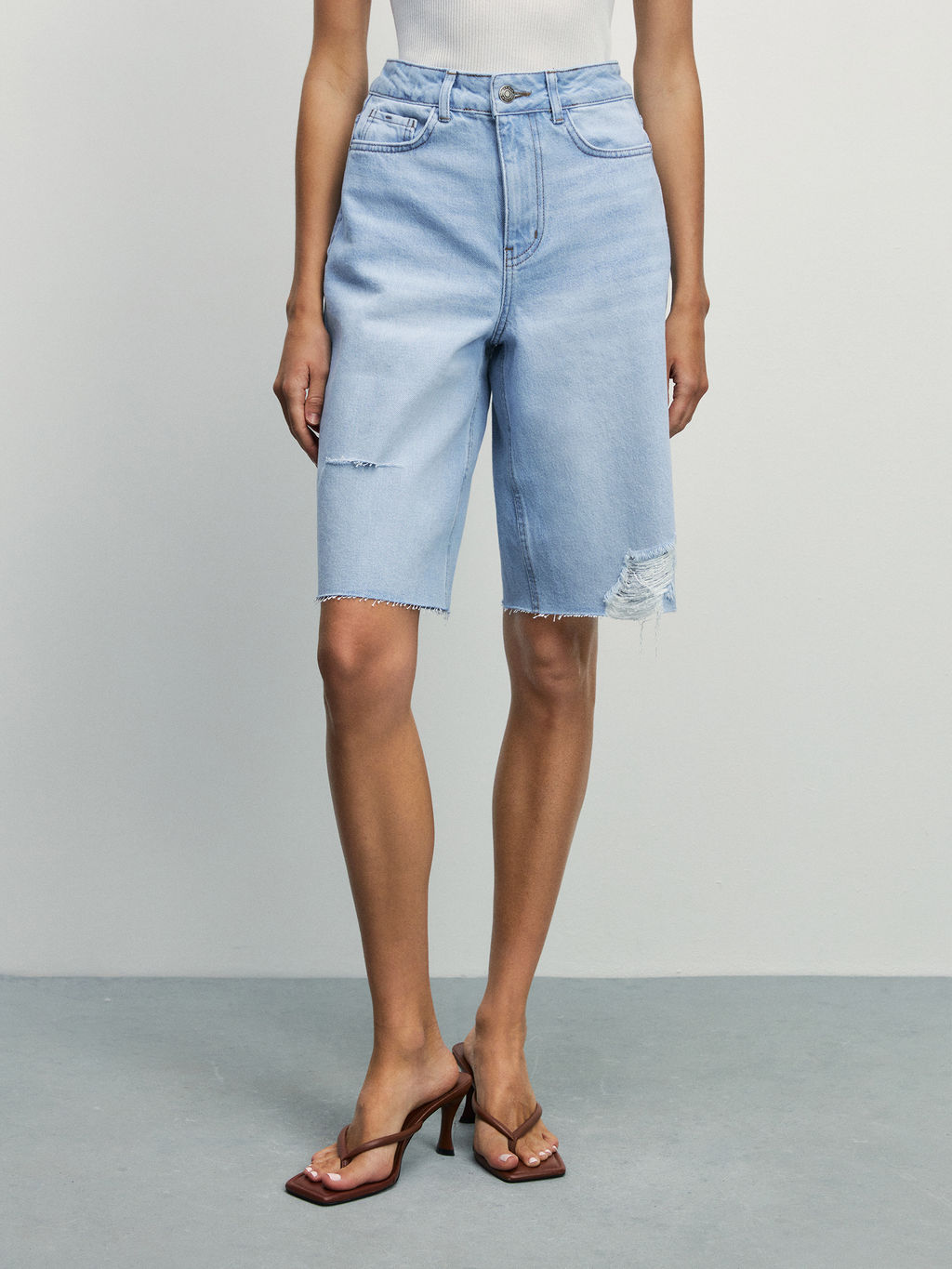 Джинсовые шорты-бермуды с разрывами / Zarina  фото 3