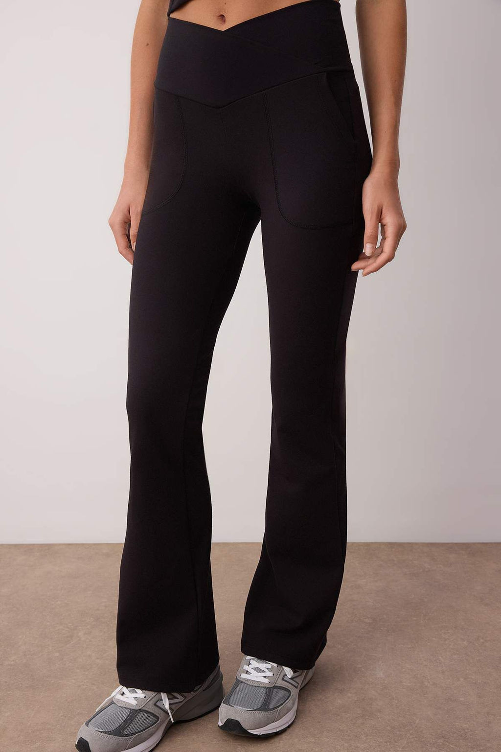 Siyah Soft F?rcal? Kumas Kruvaze Bel ve Cep Detayl? Ispanyol Paca Yoga Orme Spor Tayt THMAW26TY00000 - Trendyolmilla фото 3