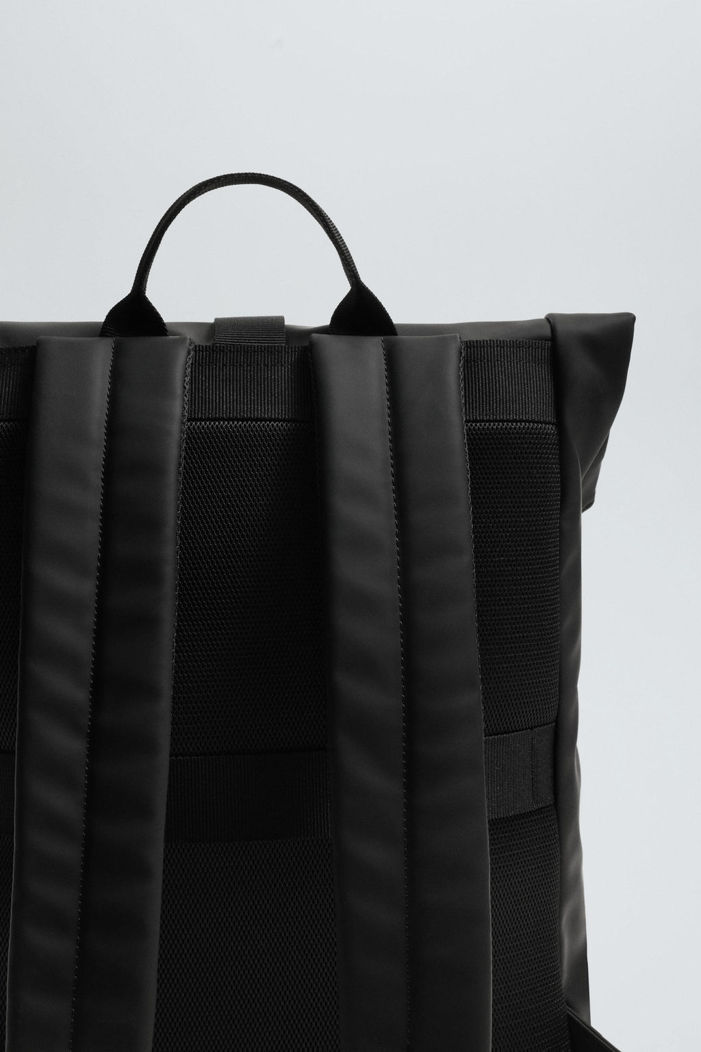 MOCHILA T?CNICA ENGOMADA / Negro - Zara фото 6