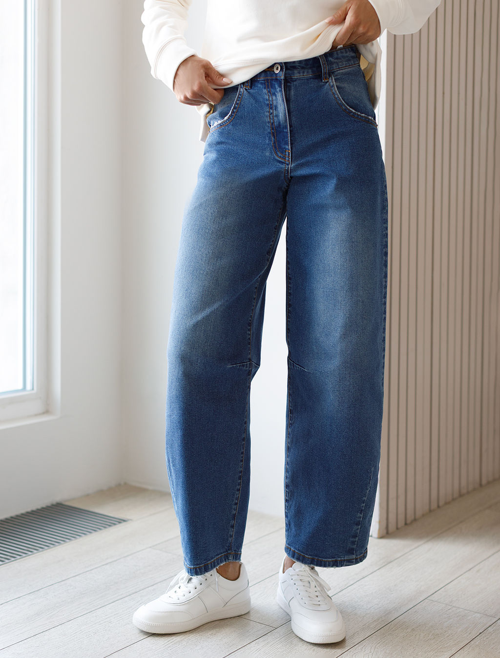 Джинсы Baggy с декоративной стиркой сз эластичного денима - Vilatte фото 4