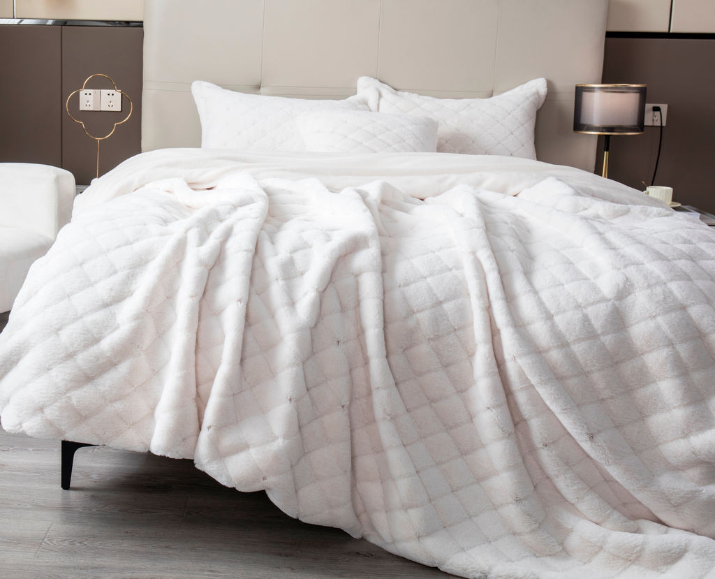 Покрывало декоративное Shinshilla point (светлый крем)