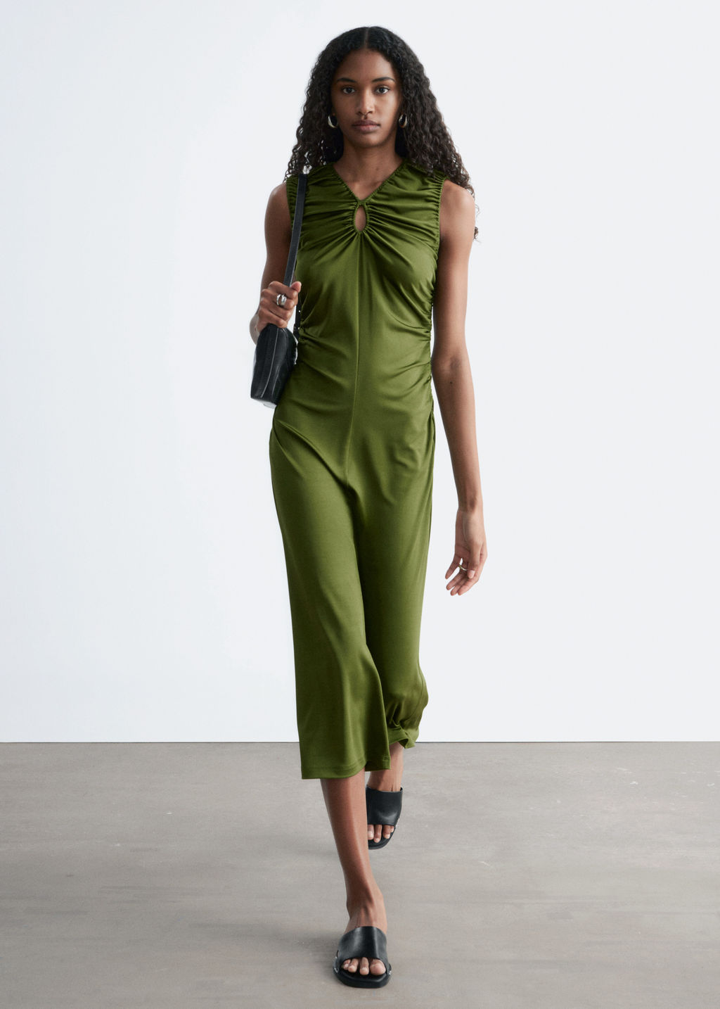Vestido midi fruncido con escote ojo de cerradura - H&m фото 7