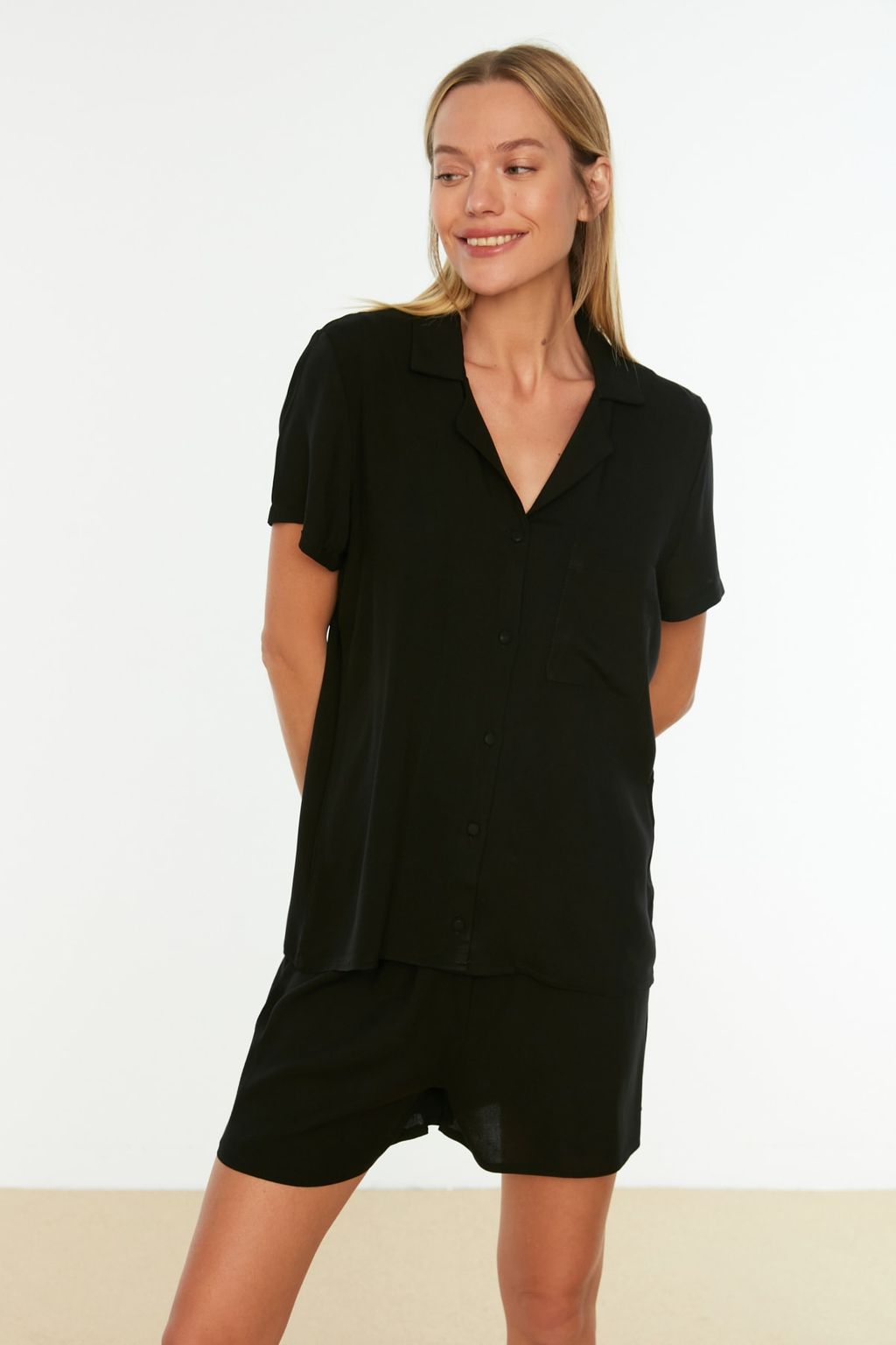 Trendyolmilla Siyah Viskon Sortlu Dokuma Pijama Tak?m? THMSS19PT0004