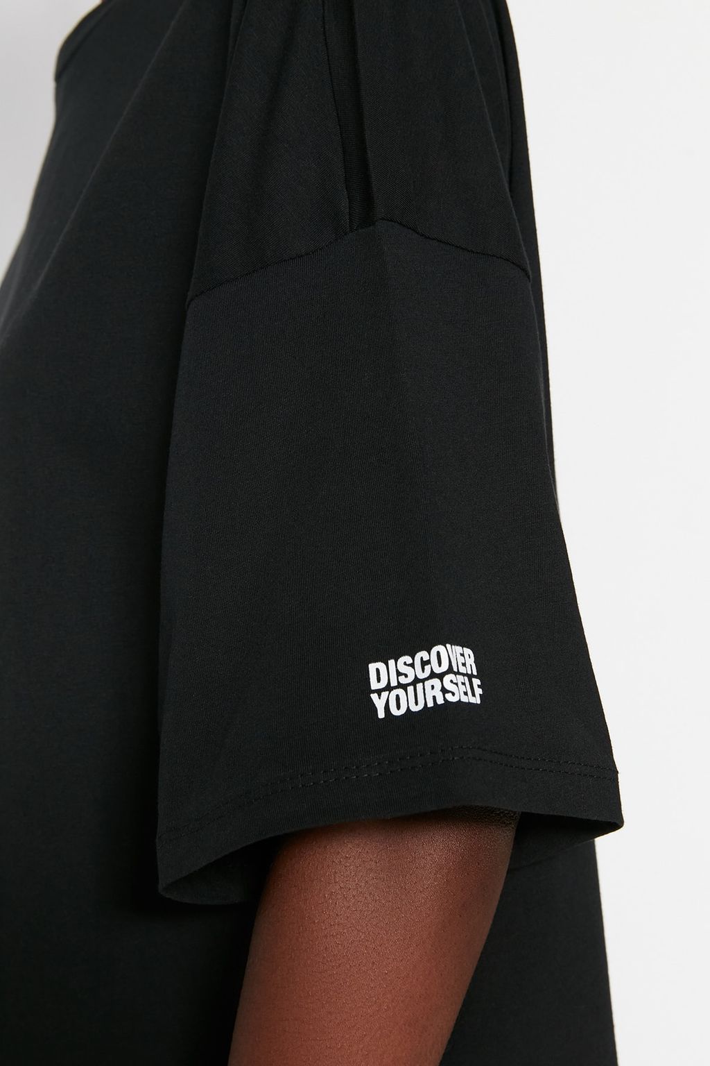 TRENDYOLMILLA Siyah %100 Pamuk Slogan Bask?l? Oversize/Genis Kal?p Bisiklet Yaka Orme T-Shirt TWOSS23TS00183 фото 10