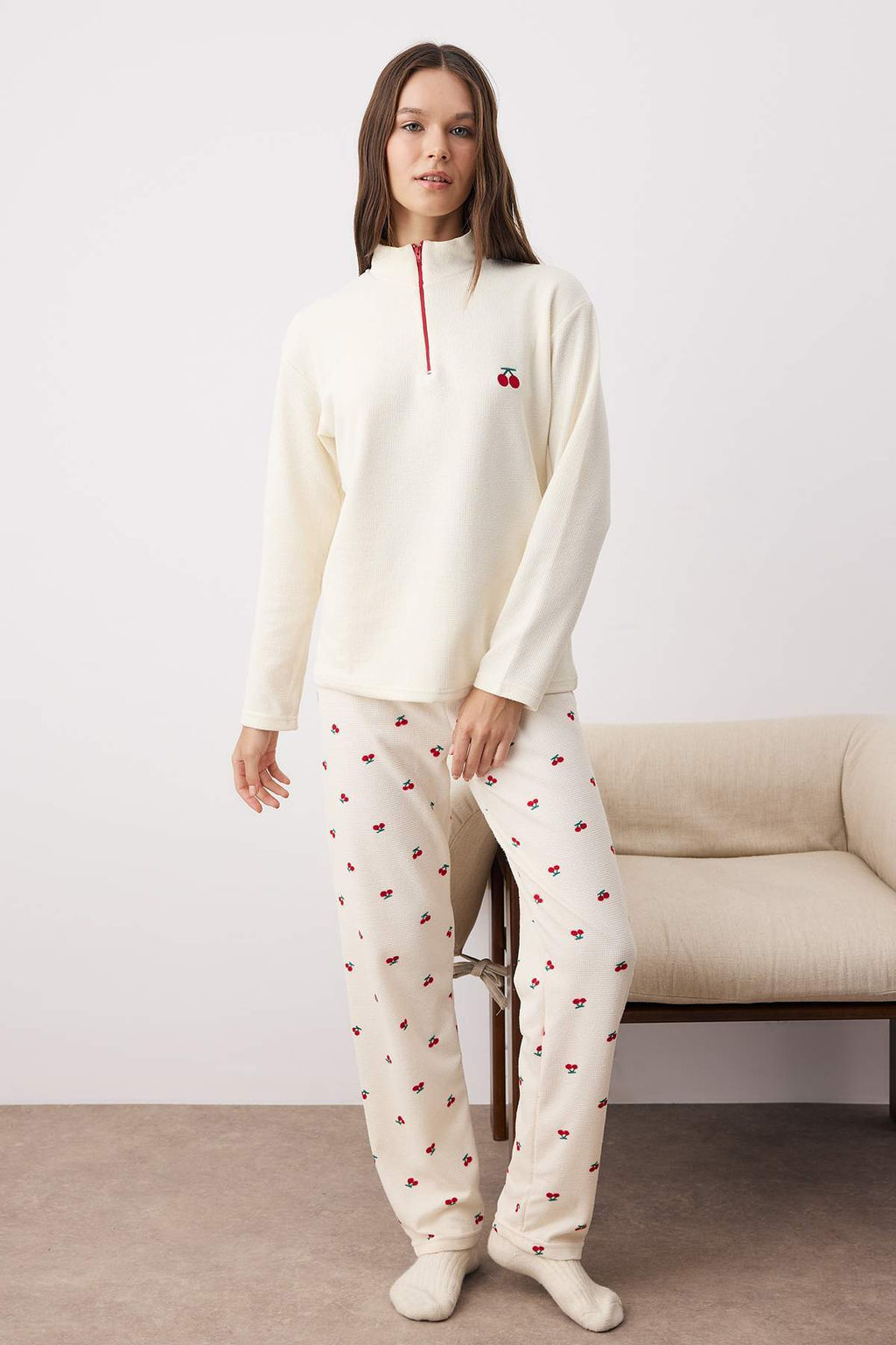 Ekru-K?rm?z? Kirazl? Fermuarl? Yumusak K?sl?k Waffle Orme Pijama Tak?m? THMAW26PT00186 - Trendyolmilla фото 2