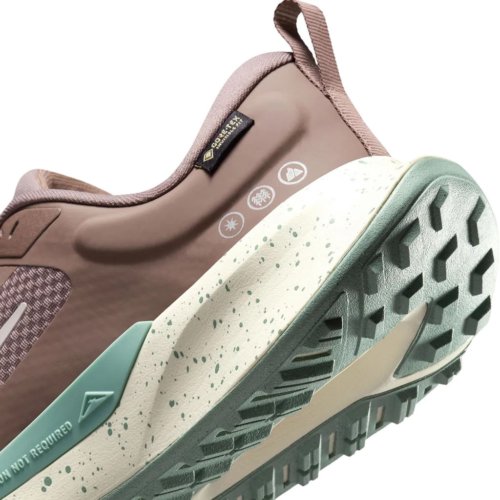 Кроссовки женские