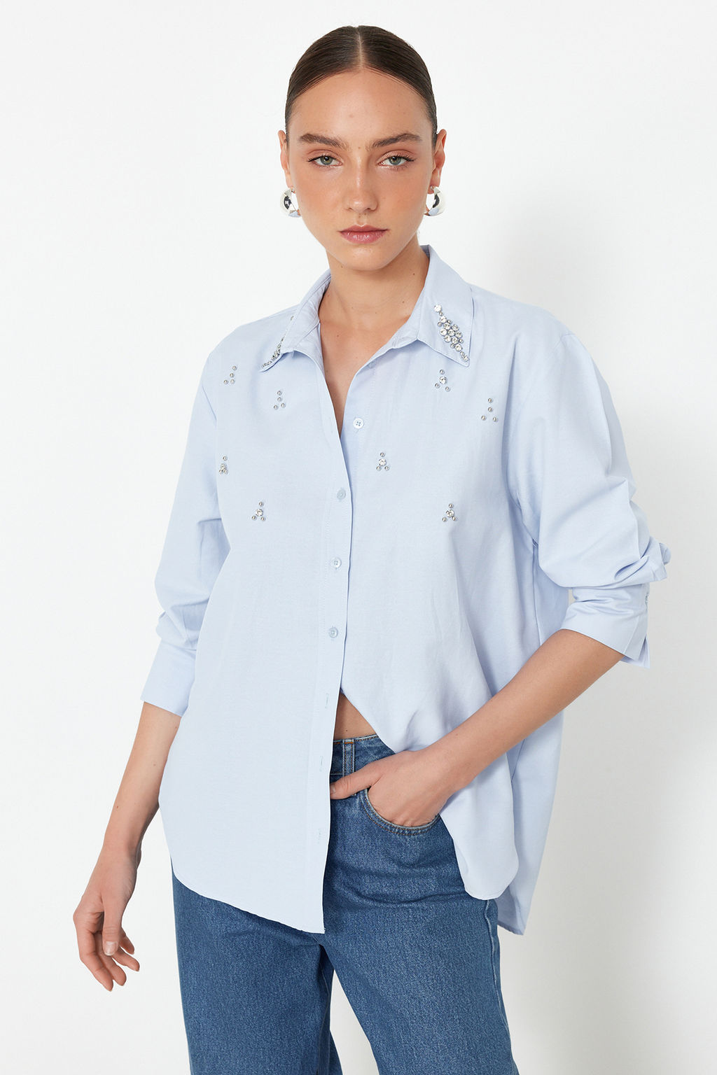 TRENDYOLMILLA Ac?k Mavi Onu Tas Detayl? Regular Normal Kal?p Dokuma Gomlek TWOSS24GO00069 фото 3