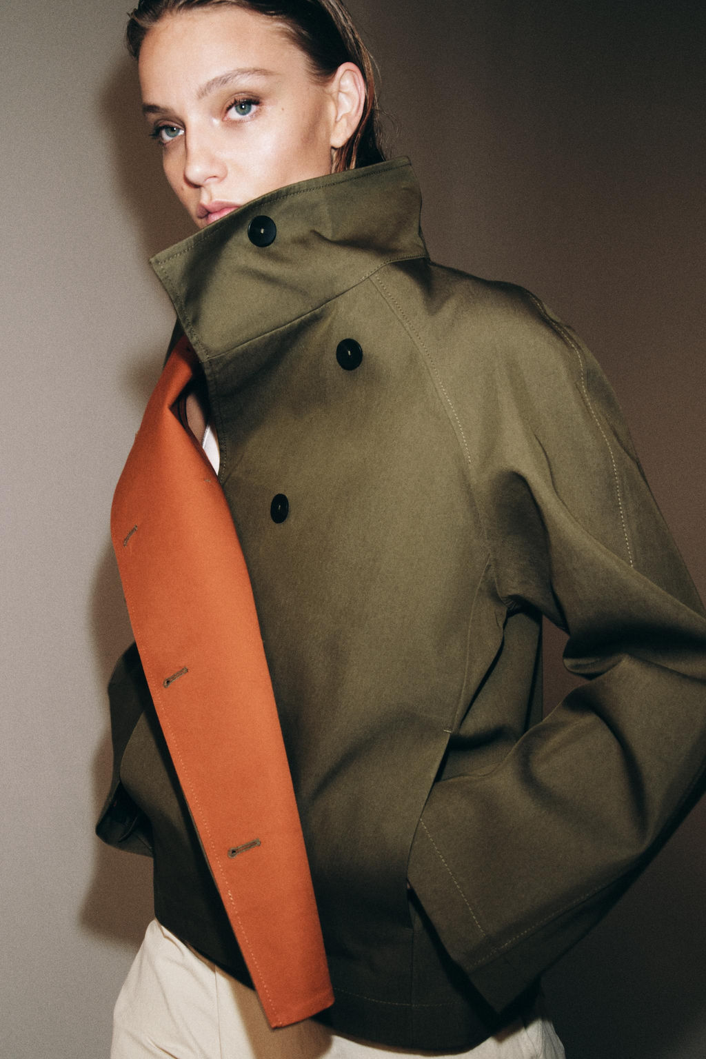 TRENCH CORTO CUELLO ALTO ZW COLLECTION / naranja-verde - Zara фото 5