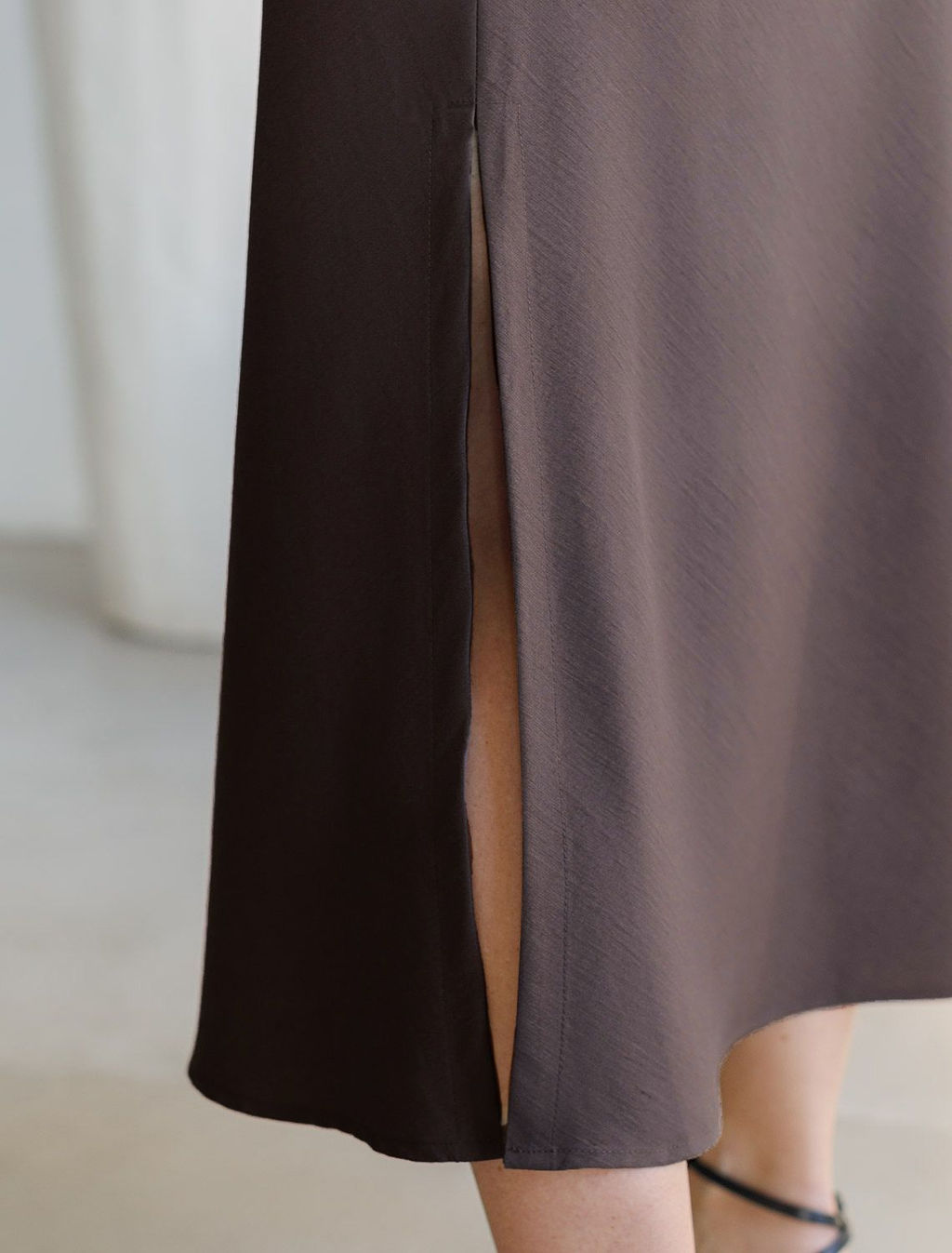 Юбка миди с разрезом скроенная по косой из плотного лиоцелла