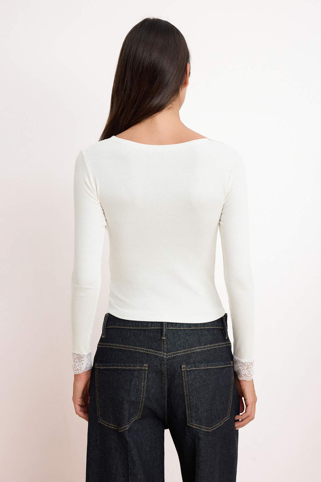 Ekru Fitted/Vucuda Oturan V Yaka Dantel Detayl? Yumusak Orme Bluz TWOSS26BZ00637
