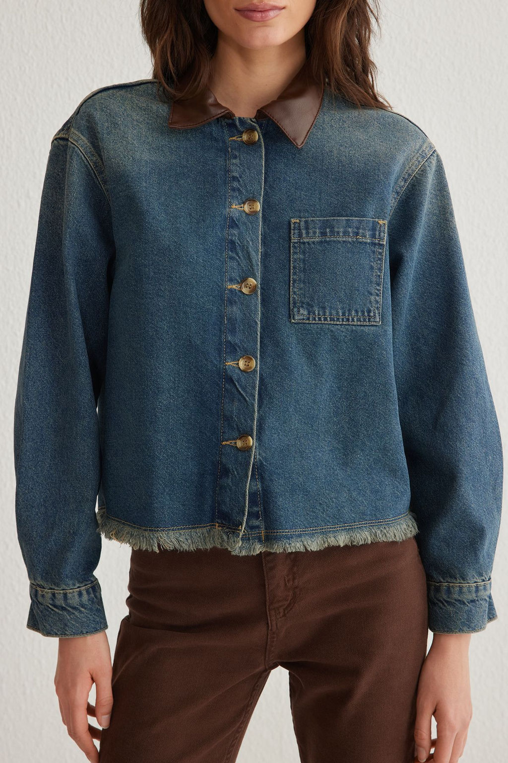 Koyu Mavi Etek Ucu Puskullu Kontrast Deri Yaka Vintage Crop Oversize Denim Ceket TWOSS25CE00026 - Trendyolmilla фото 3