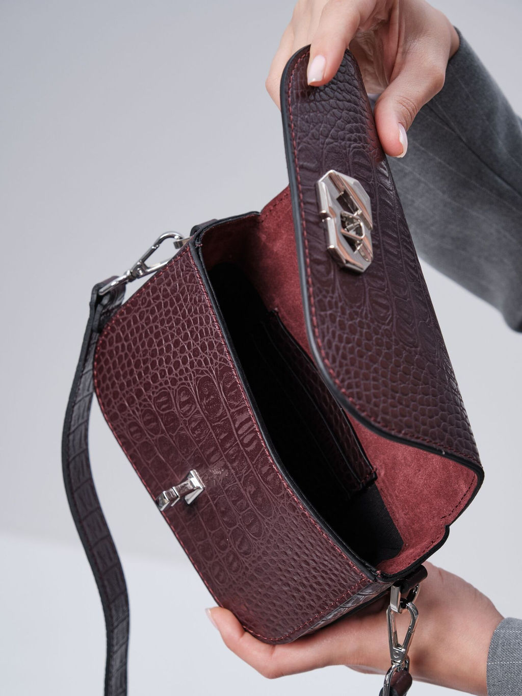 Сумка кожаная кросс-боди Deboro 30879 пурпурный