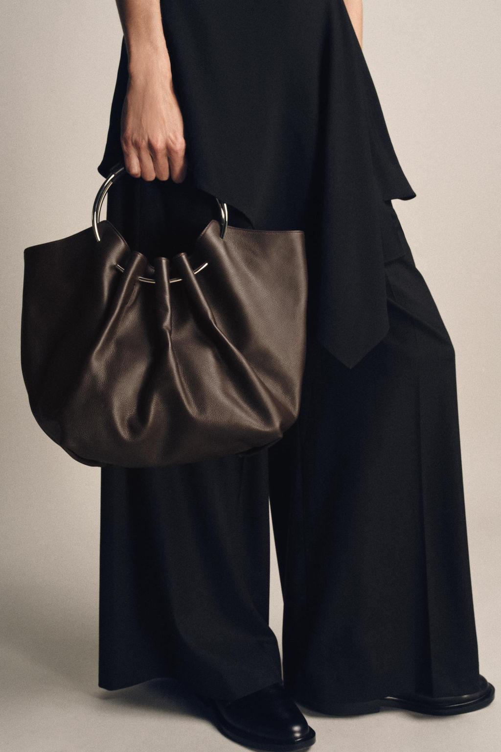 RIGID STRAP LEATHER BUCKET BAG - Zara фото 3