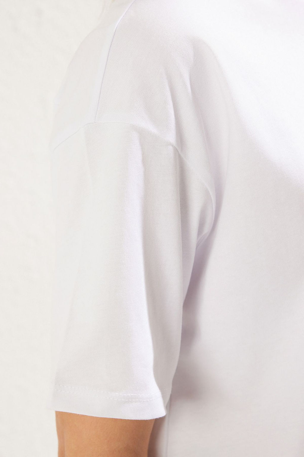 Beyaz %100 Suprem Oversize/Genis Kesim Asimetrik S?rt Detayl? Orme T-Shirt TWOSS25TS00040