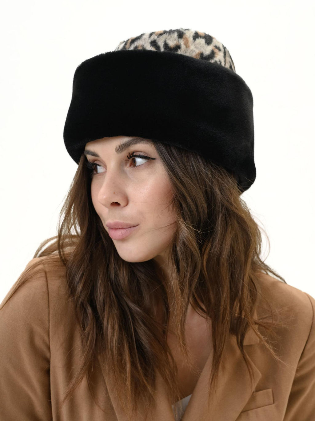 П26-26 Пилотка Леон беж с черным мехом
