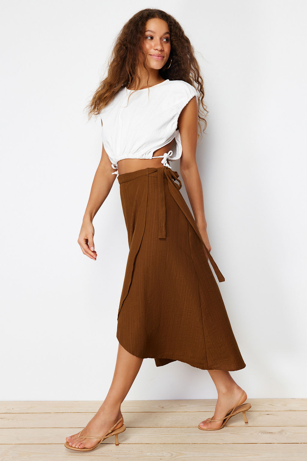 TRENDYOLMILLA Camel Kruvaze Kapama Baglama Detayl? Midi Dokuma Etek TWOSS24ET00052 фото 11