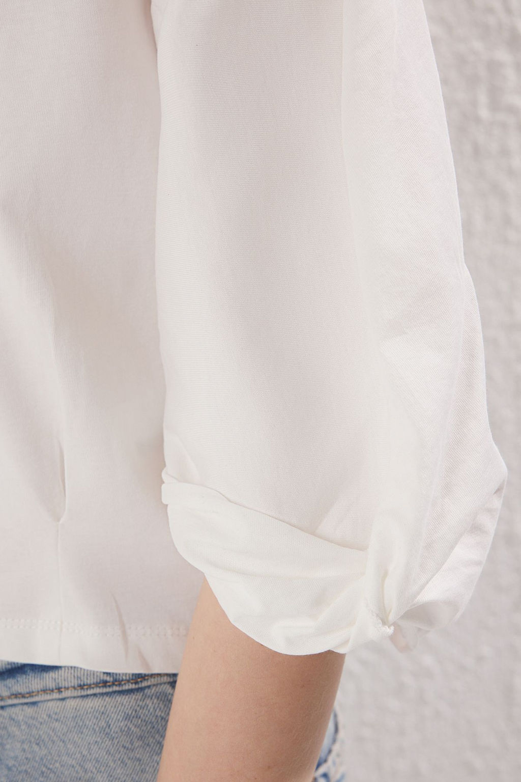 TRENDYOLMILLA Ekru %100 Pamuk Regular/Normal Kal?p Kol Detayl? Orme T-Shirt TWOSS25TS00065 фото 3