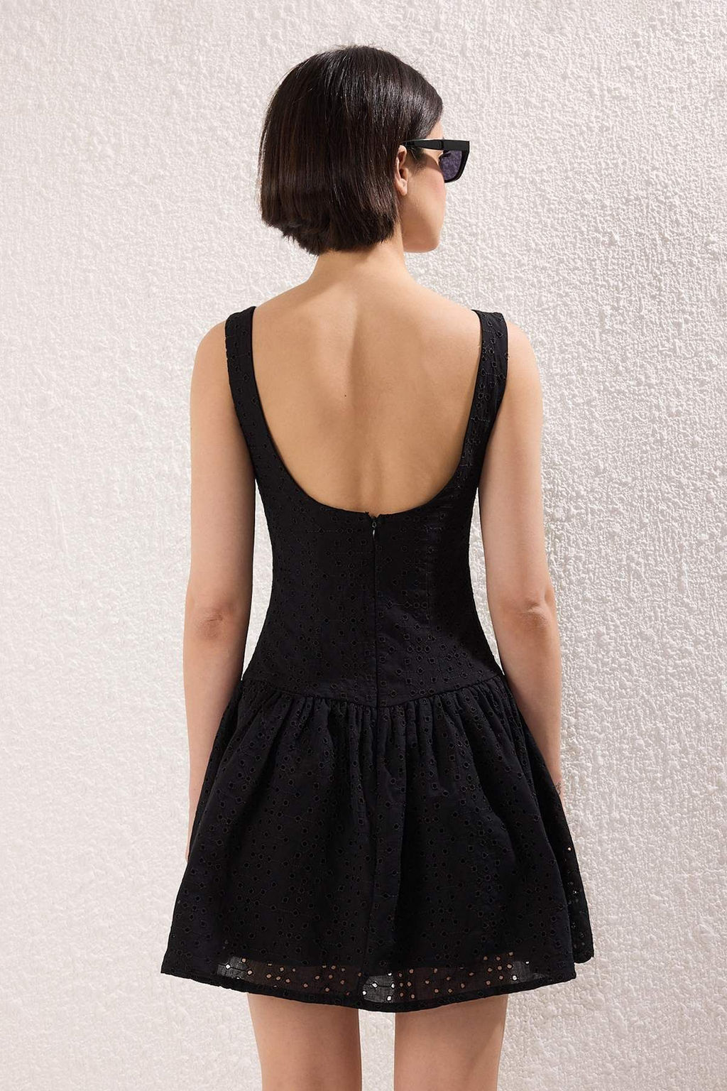 TRENDYOLMILLA Limited Edition Beyaz Etegi Belden Ac?lan Dugme Detayl? Brode Mini Dokuma Elbise TWOSS25EL00521 фото 9