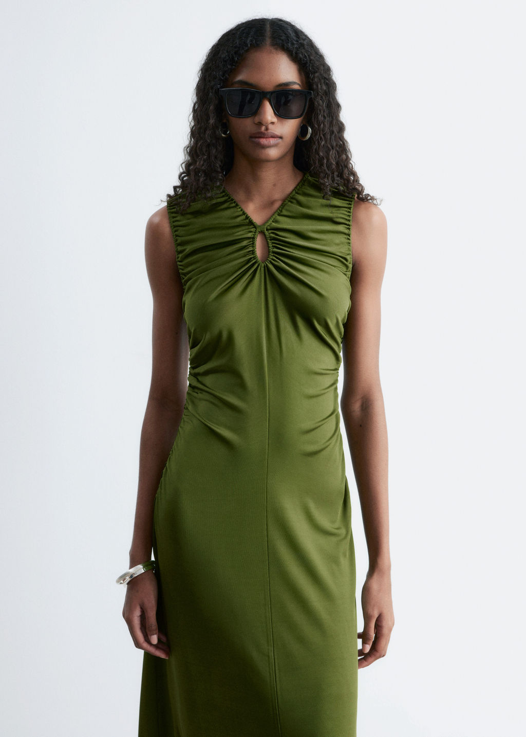 Vestido midi fruncido con escote ojo de cerradura - H&m фото 3