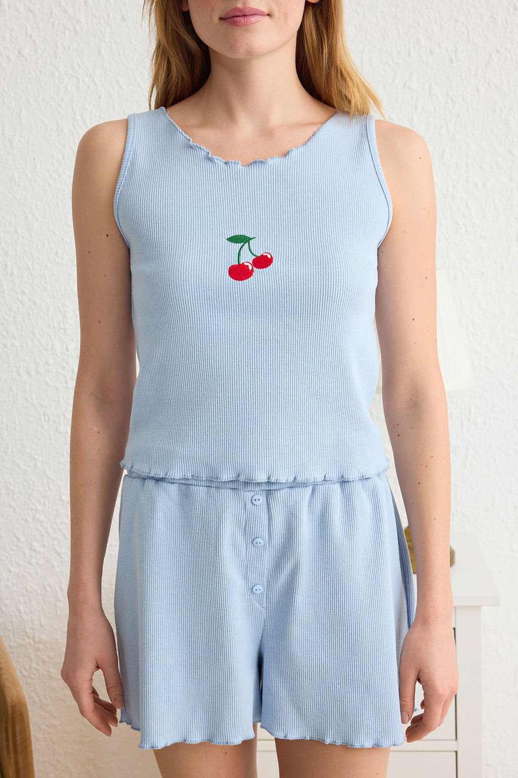 Trendyolmilla Beyaz Kiraz Nak?sl? Baby Overlok Detayl? Fitilli Sortlu Orme Pijama Tak?m? THMSS25PT00112  фото 9