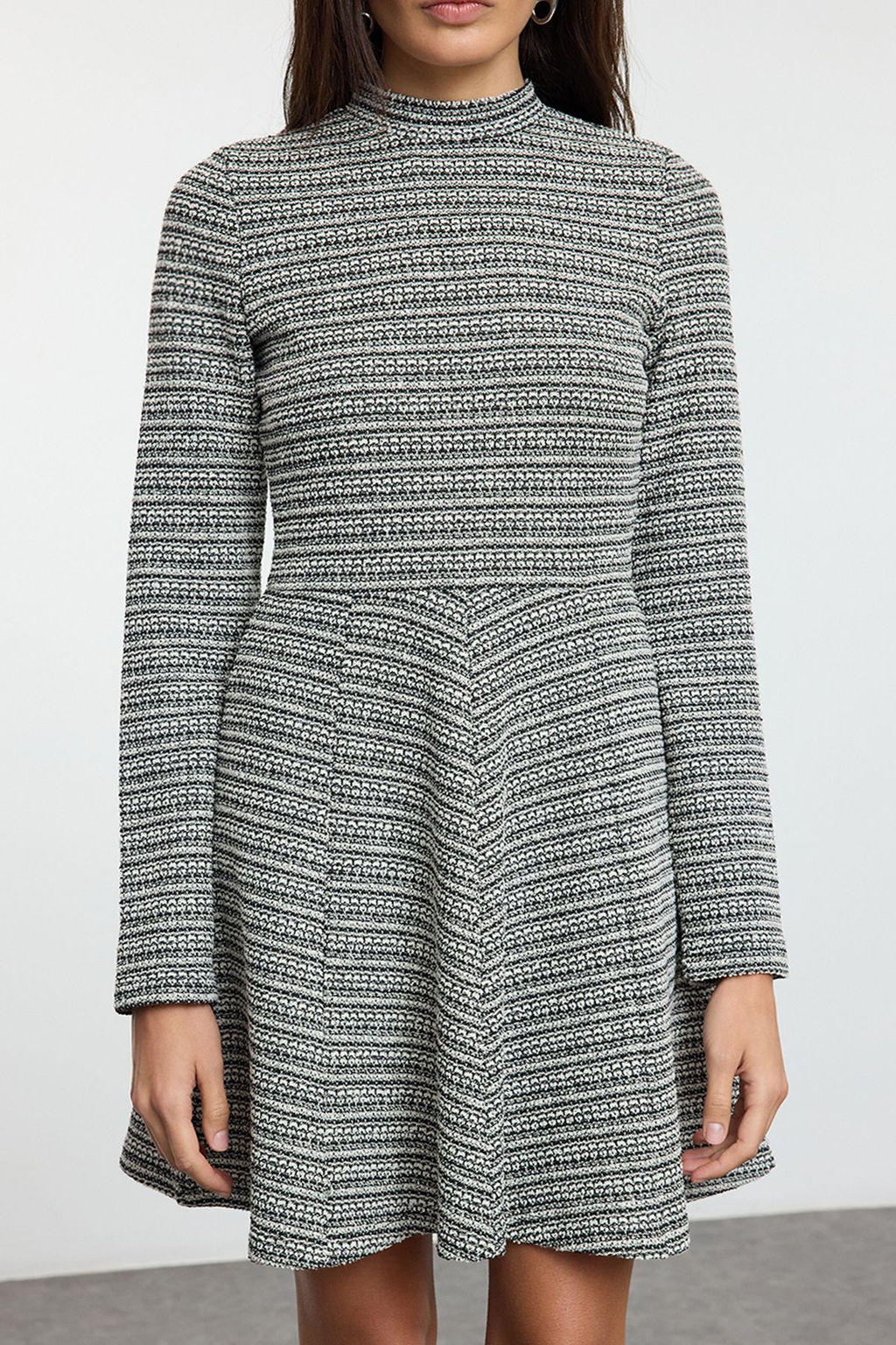 Trendyolmilla Siyah Tuvit Bisiklet Yaka Skater/Belden Ac?lan Volanl? Mini Orme Elbise TWOAW25EL00525  фото 3
