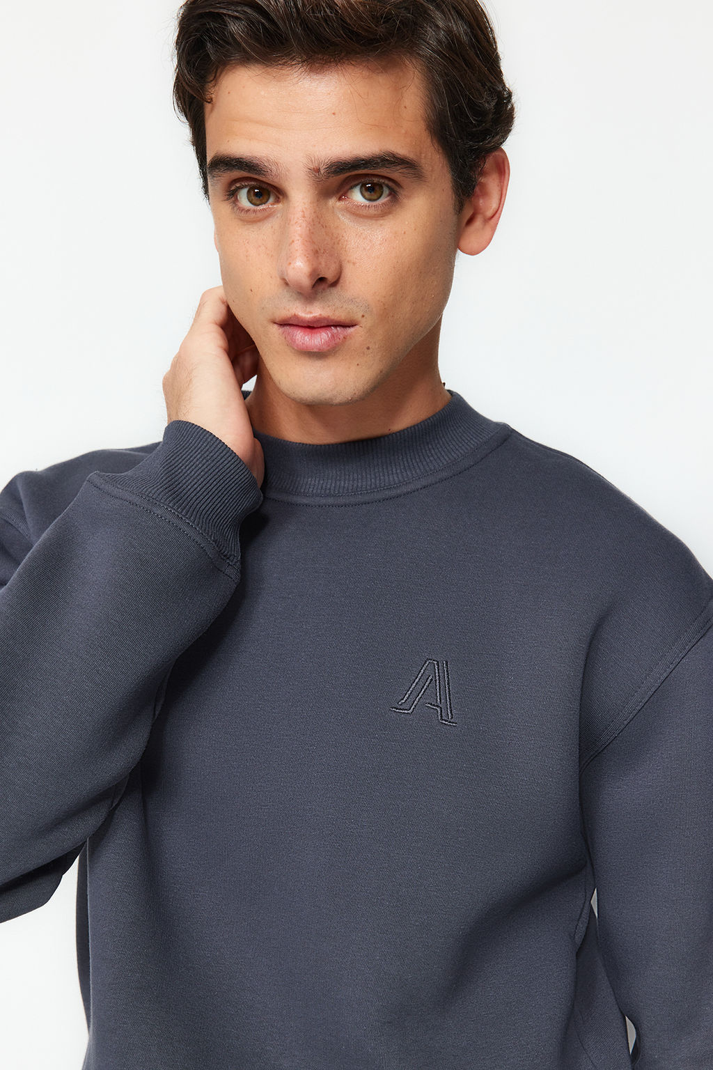 TRENDYOL MAN Antrasit Oversize/Genis Kesim Yar?m Bal?kc? Yaka Harf Nak?sl? Sweatshirt Ici Polarl? TMNAW24SW00046 - Trendyolmilla фото 3