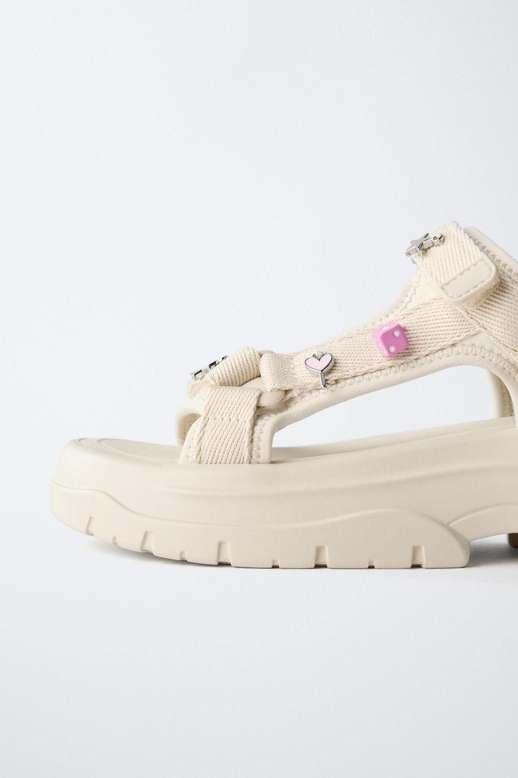 SANDALIA T?CNICA CHARMS / Blanco Crudo