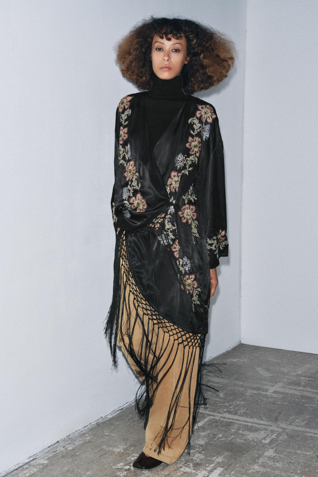 KIMONO WITH FLORAL EMBROIDERY AND FRINGES - Zara фото 2