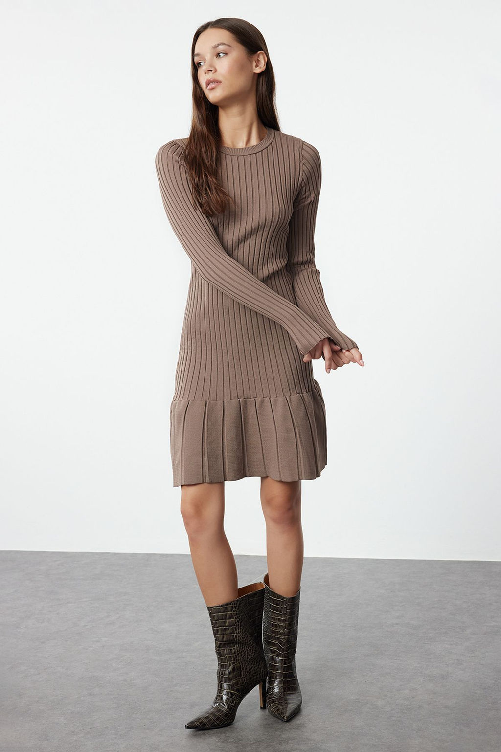 TRENDYOLMILLA Siyah Mini Triko Pileli Etek Detayl? Elbise TWOAW24EL00013  фото 36