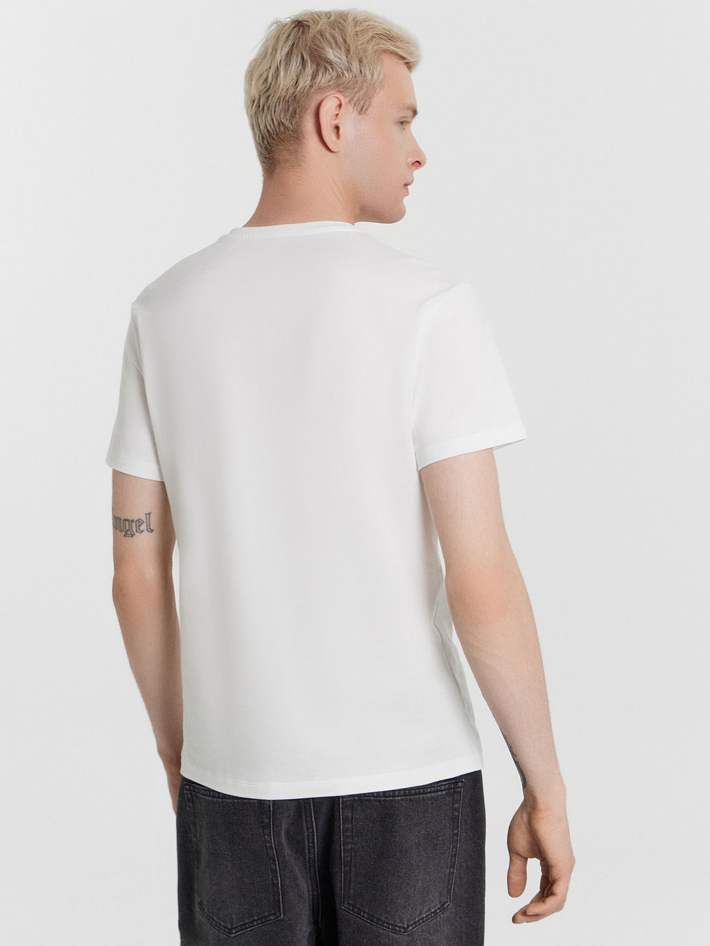 Футболка мужская белая с принтом и надписью "hata"