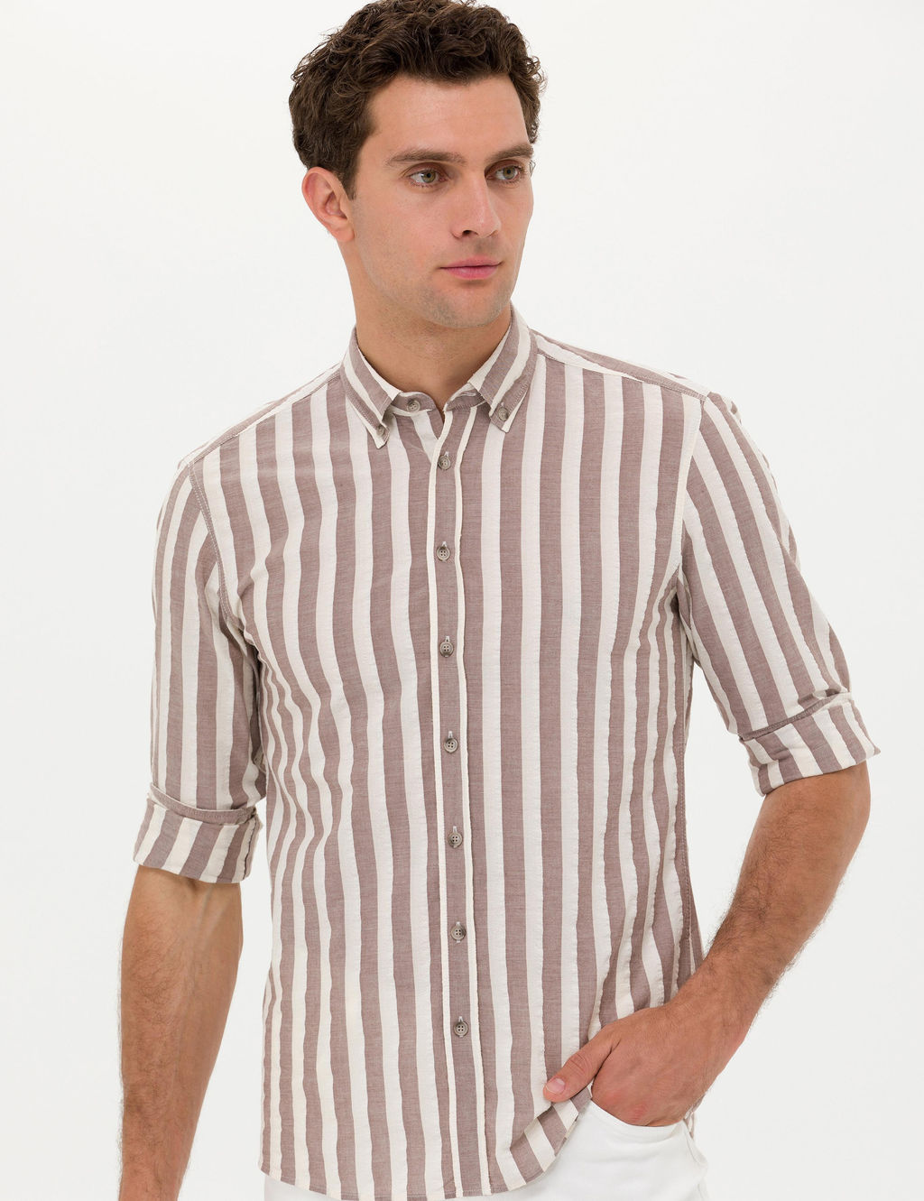 Коричневая приталенная рубашка в полоску с длинным рукавом