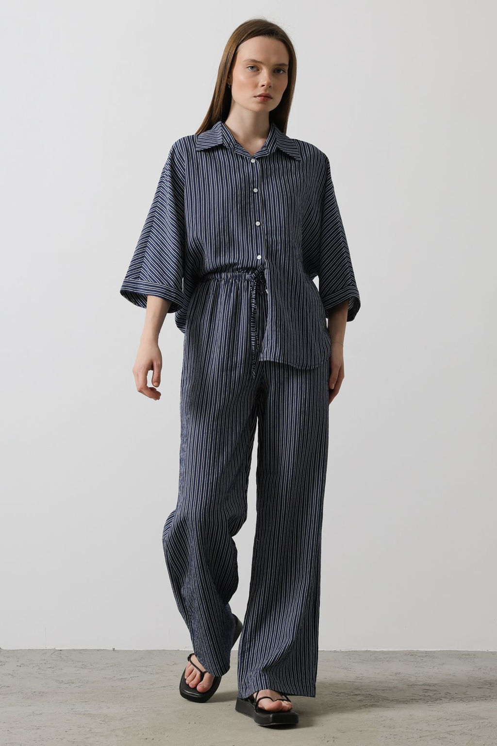 TRENDYOLMILLA Lacivert Beli Lastikli Baglama Detayl? Wide Leg/Genis Paca Cizgili Pantolon TWOSS25PL00043  фото 2