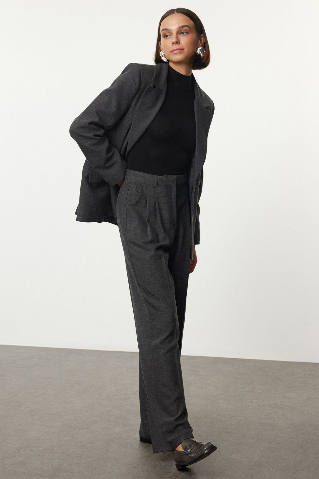 Limited Edition Siyah Straight/Duz Kesim Pilili Kumas Dokuma Pantolon TWOAW23PL00401