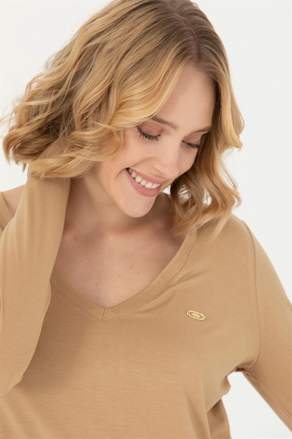 Женский свитшот песочного цвета с v-образным вырезом Неожиданная скидка в корзине - U.s. polo assn фото 2