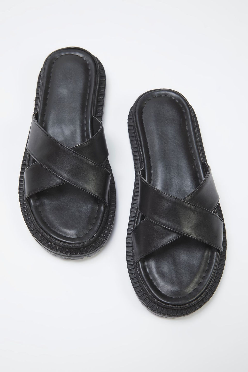 Trendyol Shoes Siyah Capraz Bantl? Ekstra Rahat Duz Kad?n Terlik TAKSS25TE00029