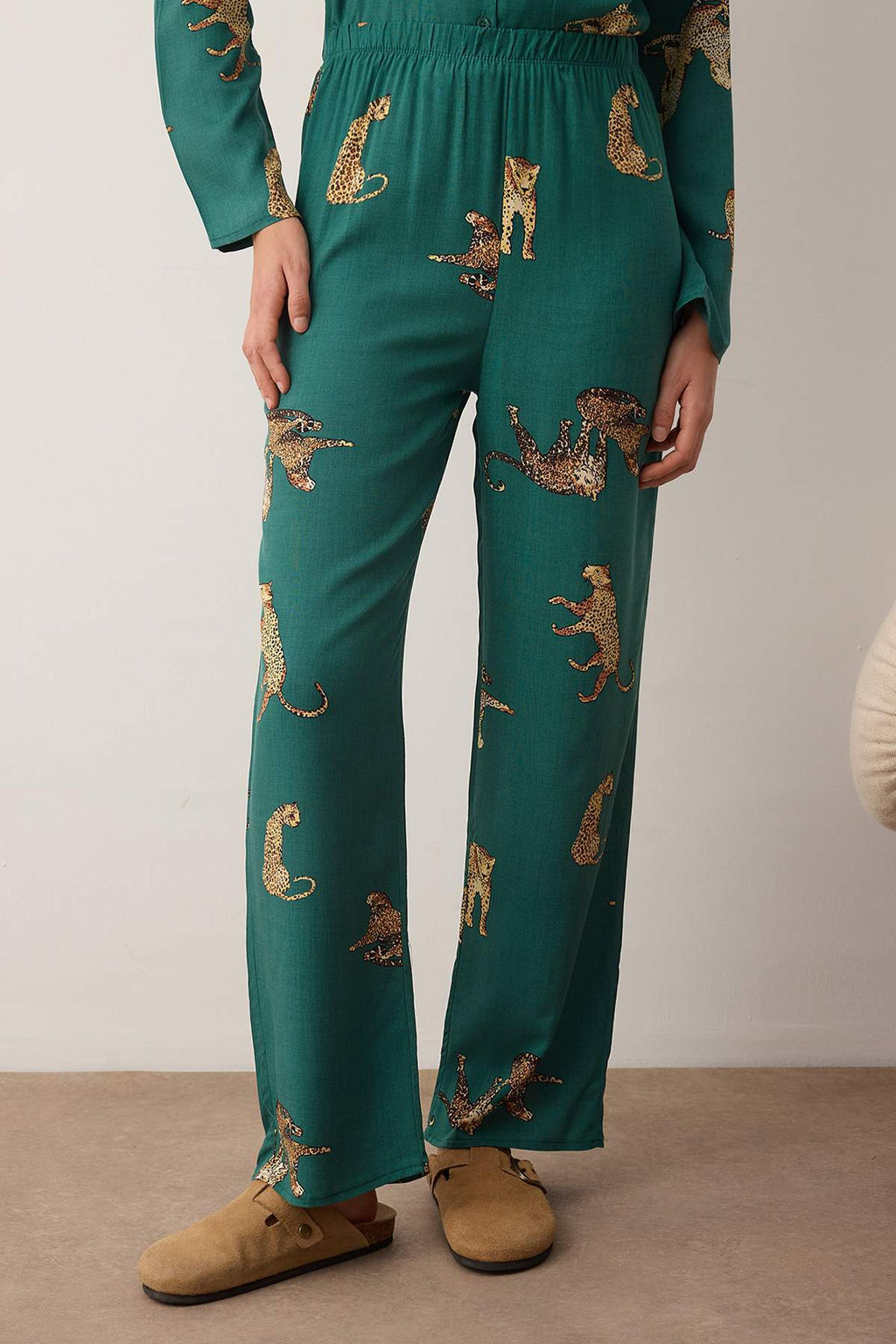 Zumrut Yesili Kaplan Desenli Viskon Dokuma Pijama Tak?m? THMAW25PT00036