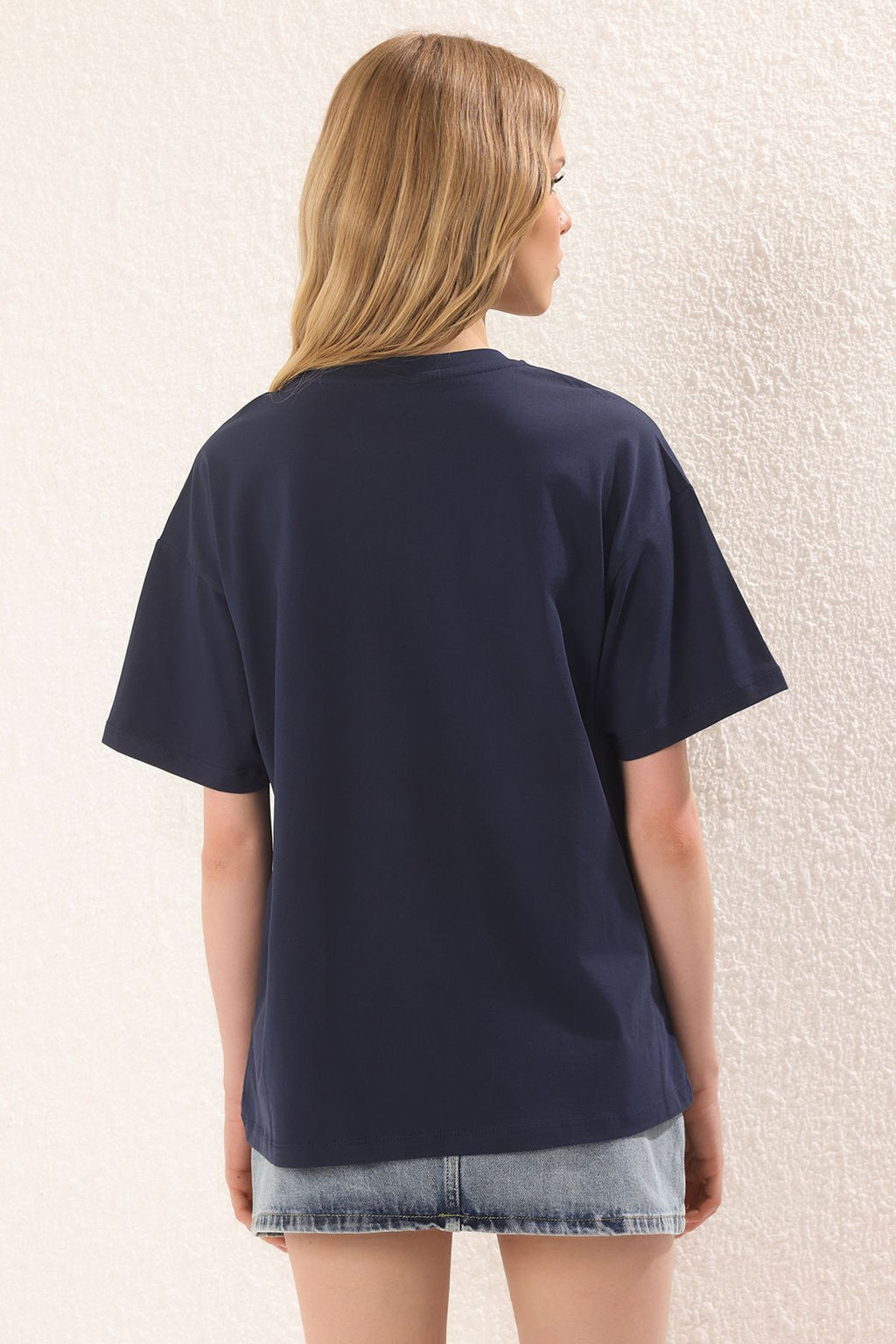 TRENDYOLMILLA Beyaz %100 Pamuk Oversize/Genis Kal?p Ay?c?k Bask?l? Orme T-Shirt TWOSS25TS00090 фото 4