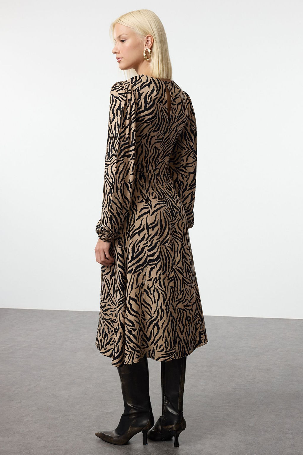 Kahverengi Cicekli Midi Dokuma Elbise TWOAW23EL00325